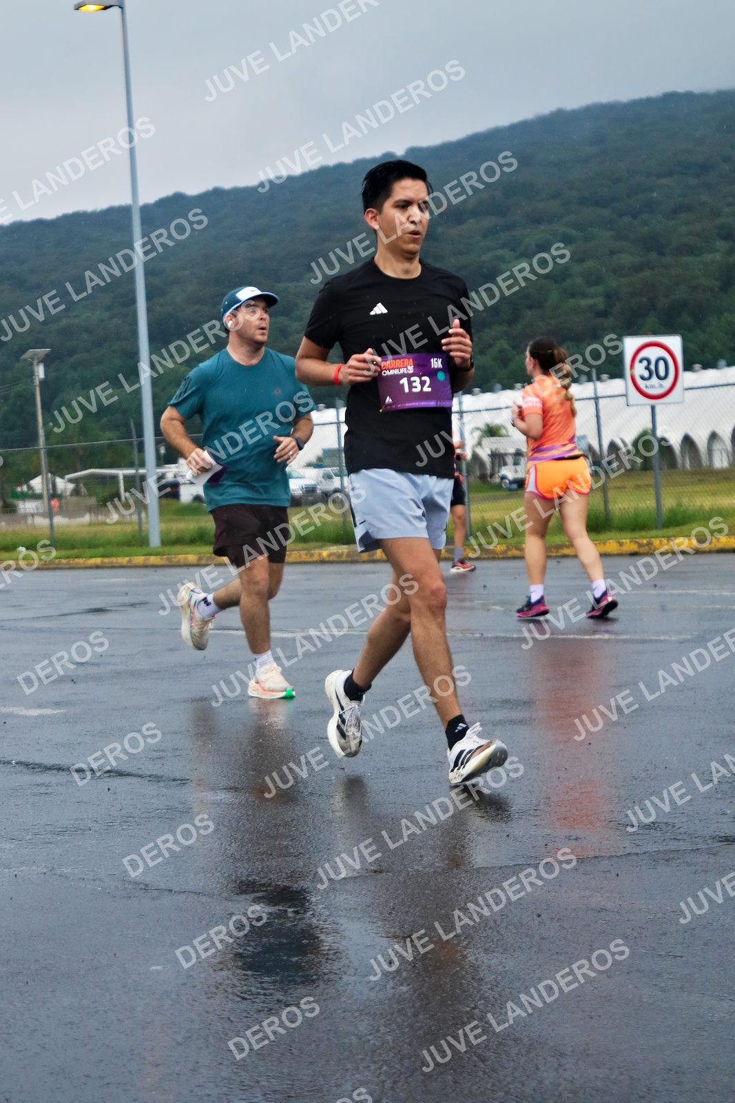 Foto de la CARRERA OMNILIFE GUADALAJARA en Estadio Akron, Zapopan a las 07:55 · dorsal 30, 132