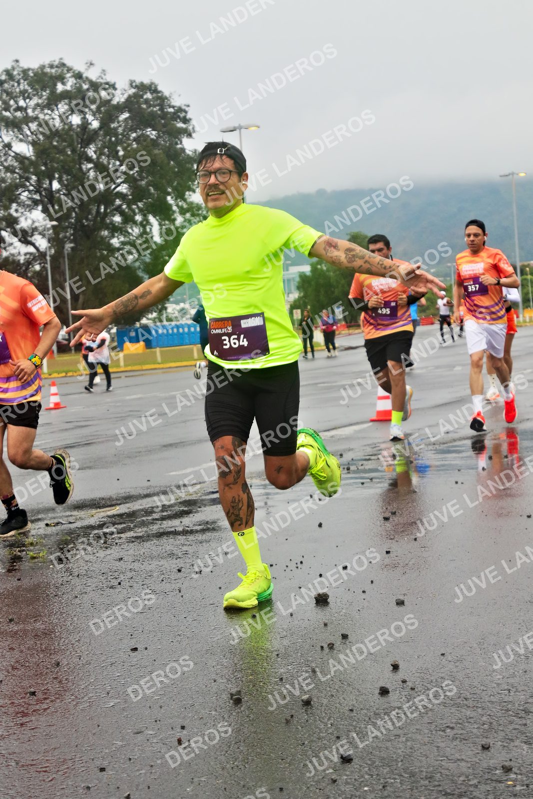 Foto de la CARRERA OMNILIFE GUADALAJARA en Estadio Akron, Zapopan a las 07:33 · dorsal 364, 495, 357