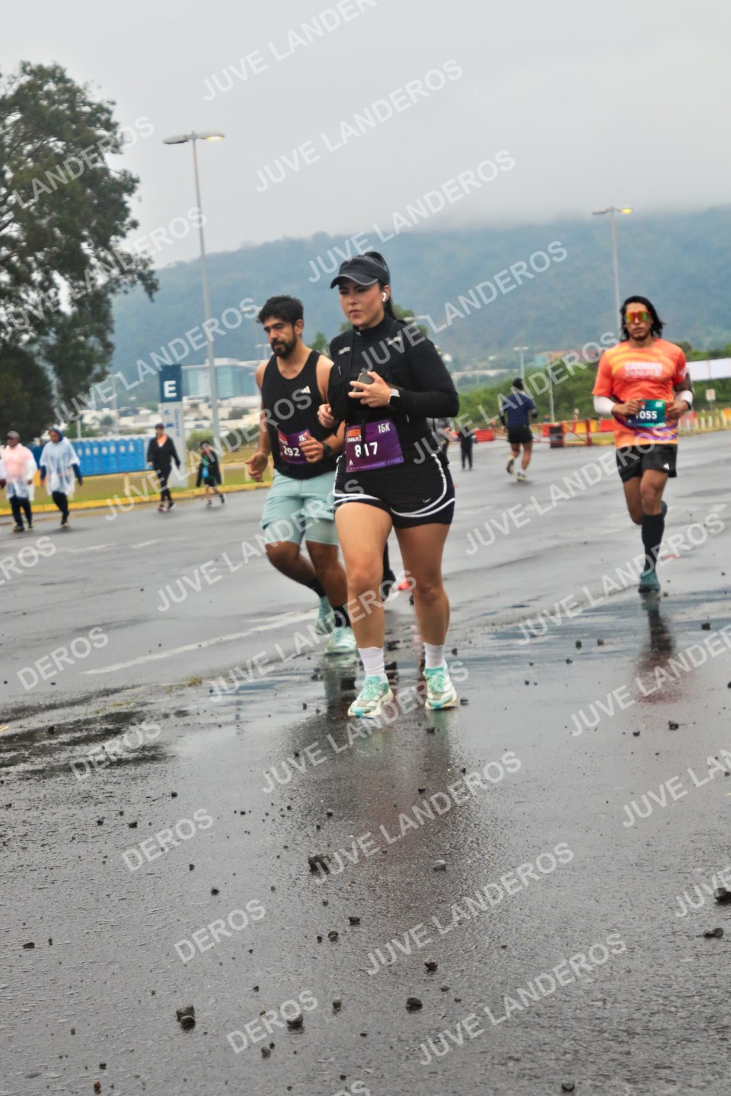 Foto de la CARRERA OMNILIFE GUADALAJARA en Estadio Akron, Zapopan a las 07:34 · dorsal 292, 817, 55