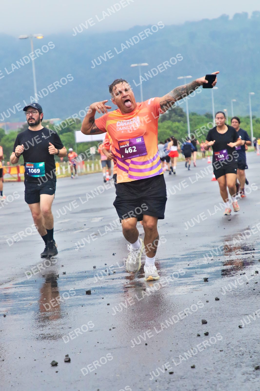 Foto de la CARRERA OMNILIFE GUADALAJARA en Estadio Akron, Zapopan a las 07:43 · dorsal 1069, 462, 135