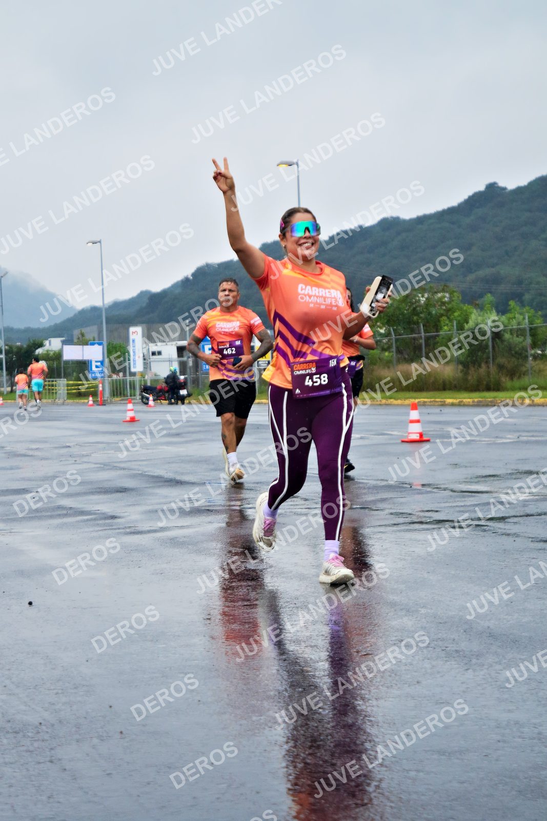 Foto de la CARRERA OMNILIFE GUADALAJARA en Estadio Akron, Zapopan a las 08:11 · dorsal 458, 462