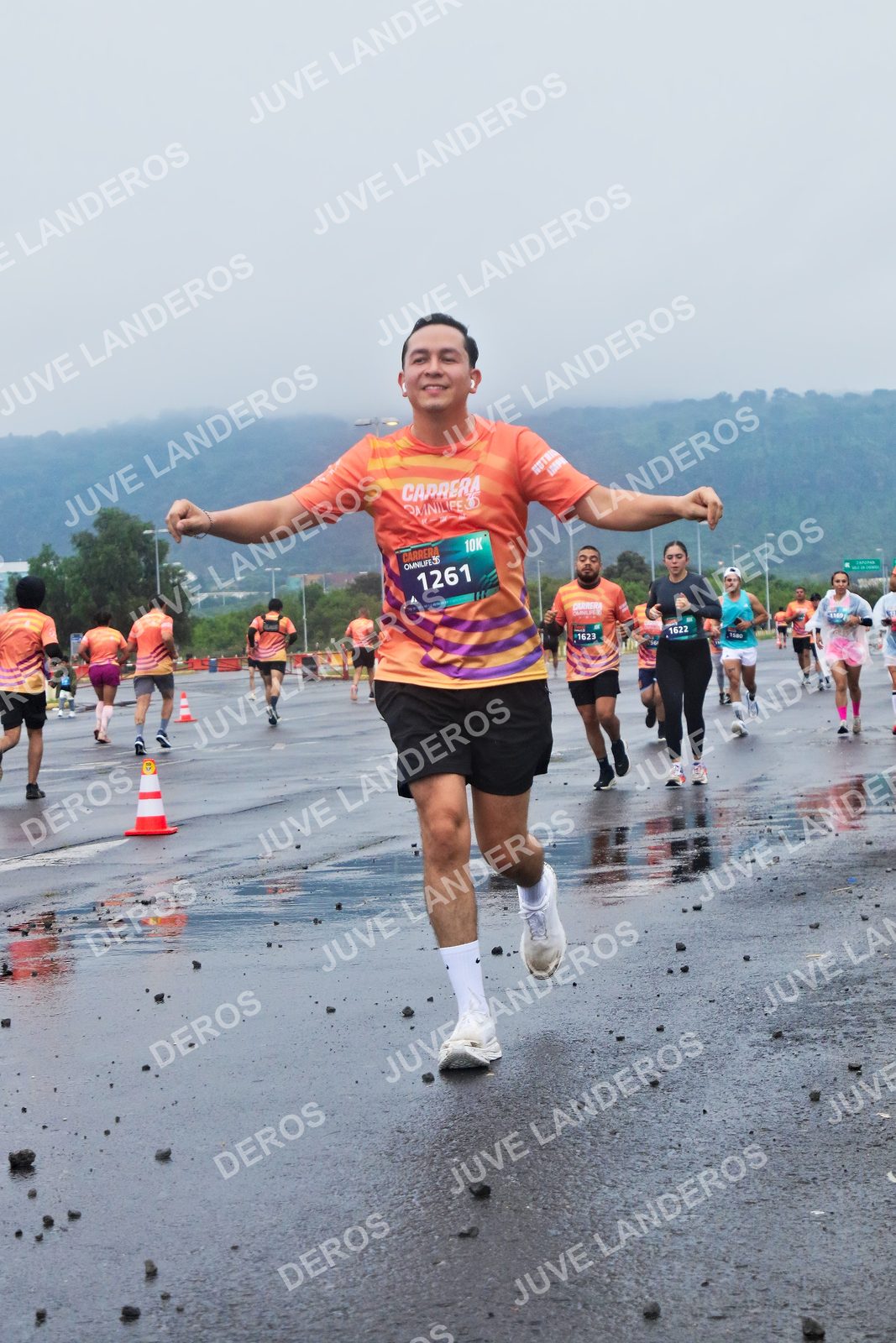 Foto de la CARRERA OMNILIFE GUADALAJARA en Estadio Akron, Zapopan a las 07:41 · dorsal 1261, 1622, 1623