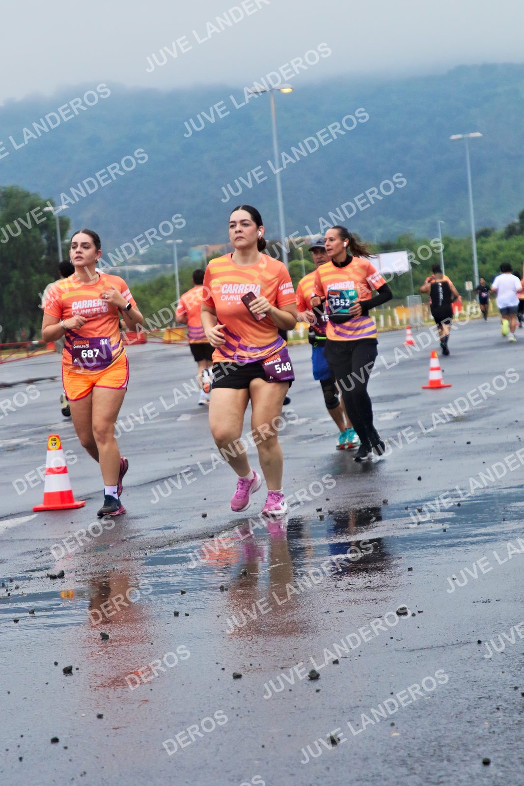 Foto de la CARRERA OMNILIFE GUADALAJARA en Estadio Akron, Zapopan a las 07:41 · dorsal 687, 548, 1352, 15