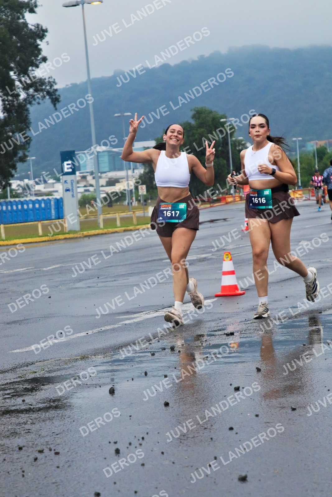 Foto de la CARRERA OMNILIFE GUADALAJARA en Estadio Akron, Zapopan a las 07:43 · dorsal 1617, 1616