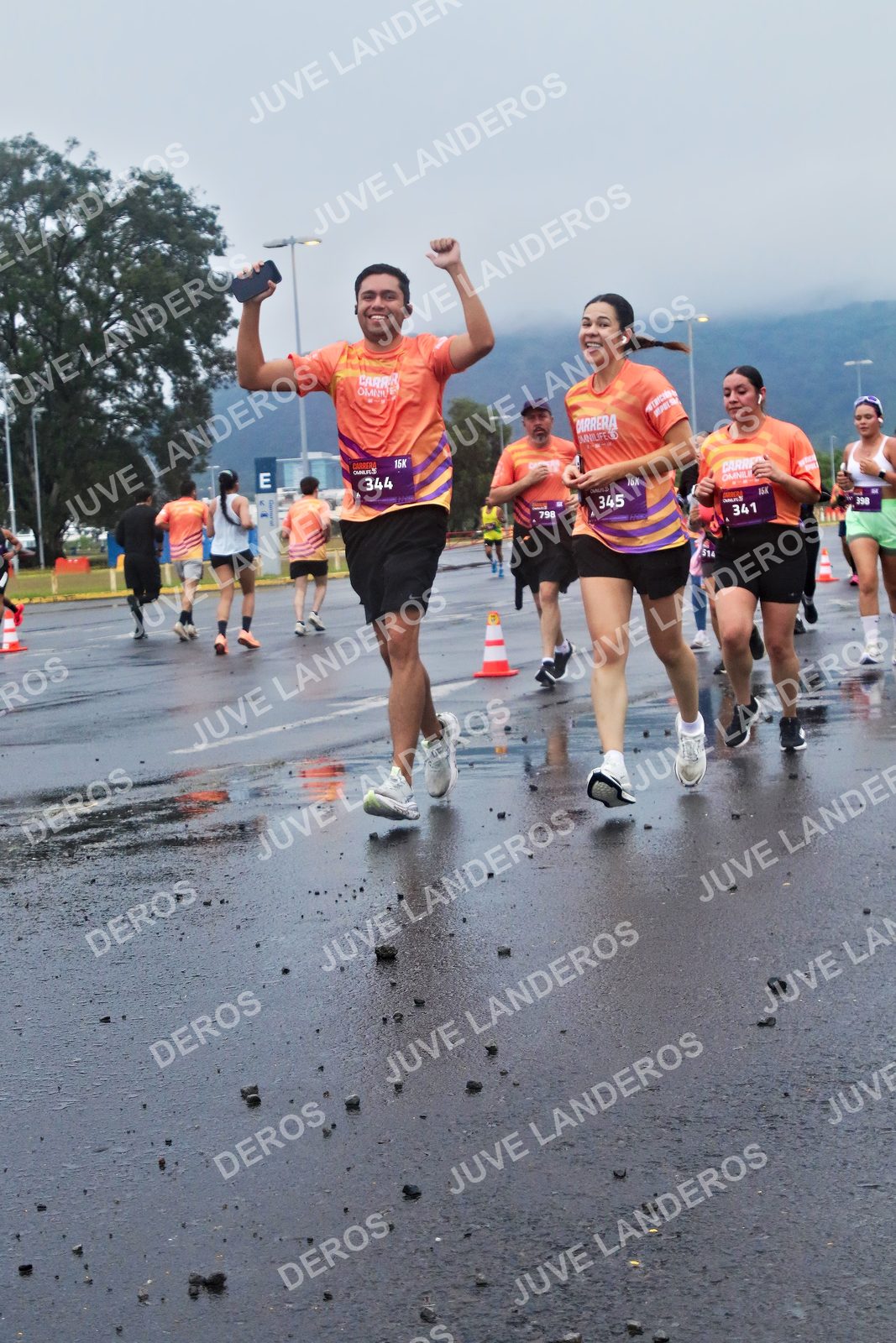 Foto de la CARRERA OMNILIFE GUADALAJARA en Estadio Akron, Zapopan a las 07:36 · dorsal 344, 345, 341, 798