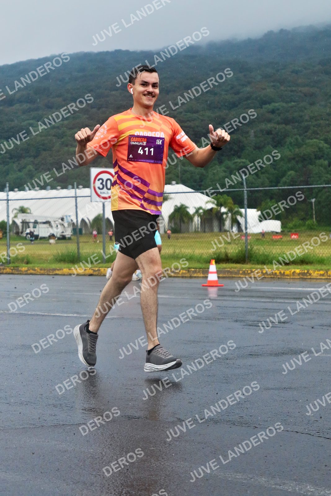 Foto de la CARRERA OMNILIFE GUADALAJARA en Estadio Akron, Zapopan a las 07:52 · dorsal 30, 411