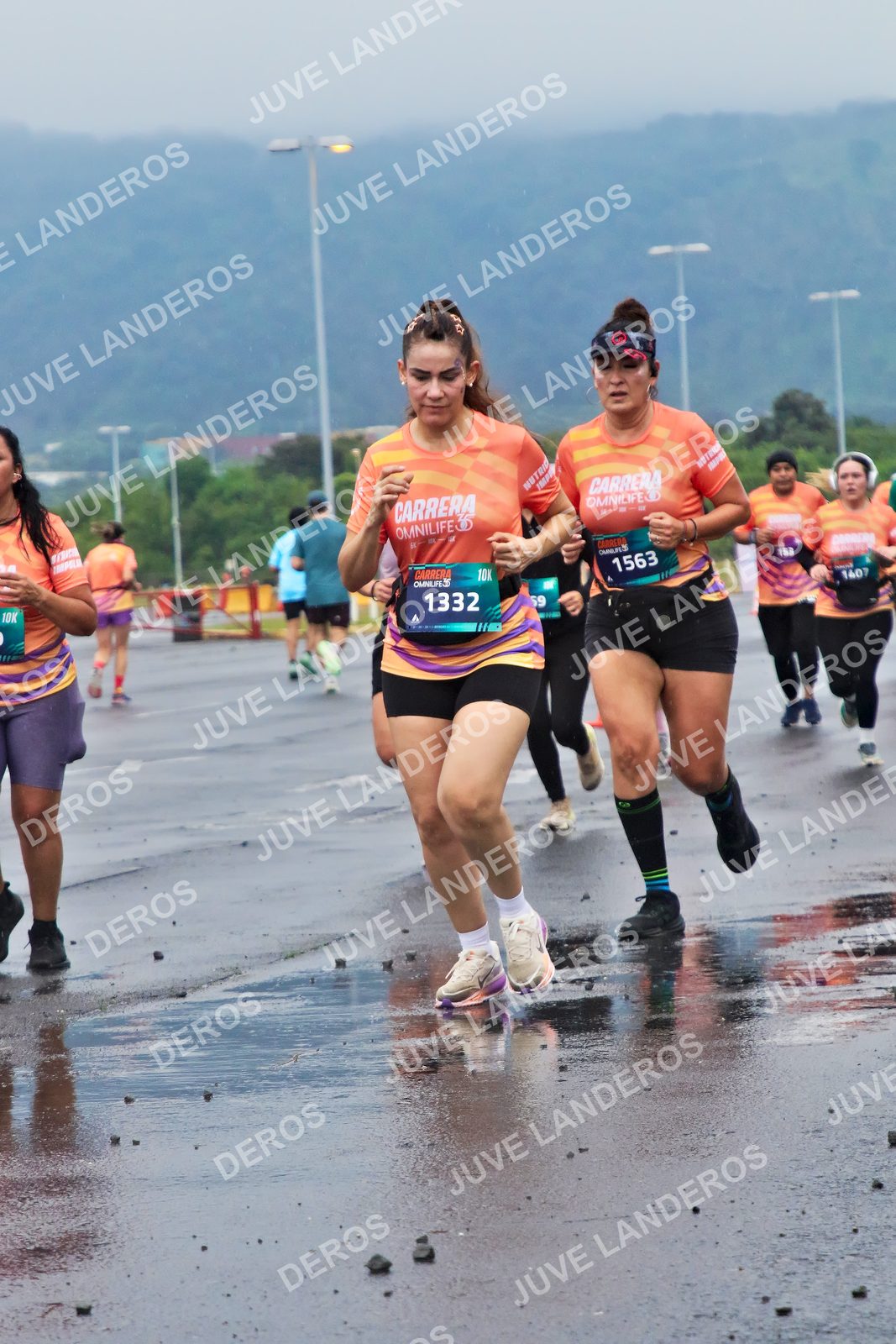 Foto de la CARRERA OMNILIFE GUADALAJARA en Estadio Akron, Zapopan a las 07:44 · dorsal 1332, 1563, 1407, 69