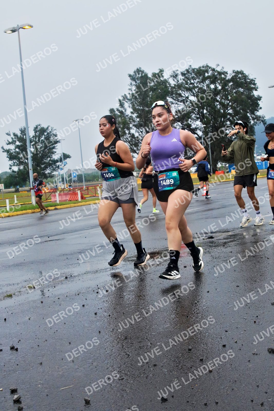 Foto de la CARRERA OMNILIFE GUADALAJARA en Estadio Akron, Zapopan a las 07:43 · dorsal 1489, 1494