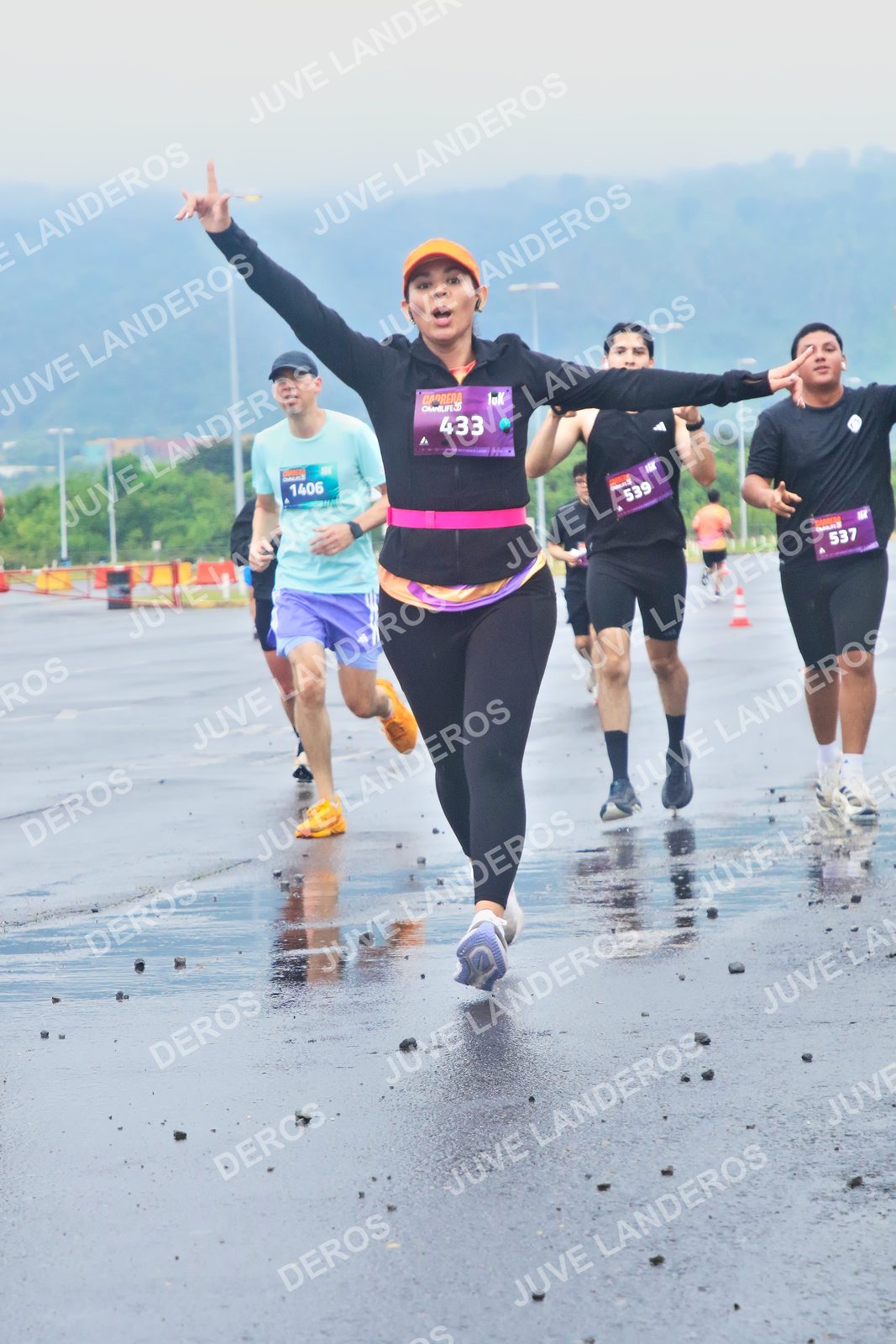 Foto de la CARRERA OMNILIFE GUADALAJARA en Estadio Akron, Zapopan a las 07:35 · dorsal 433, 1406, 539, 537