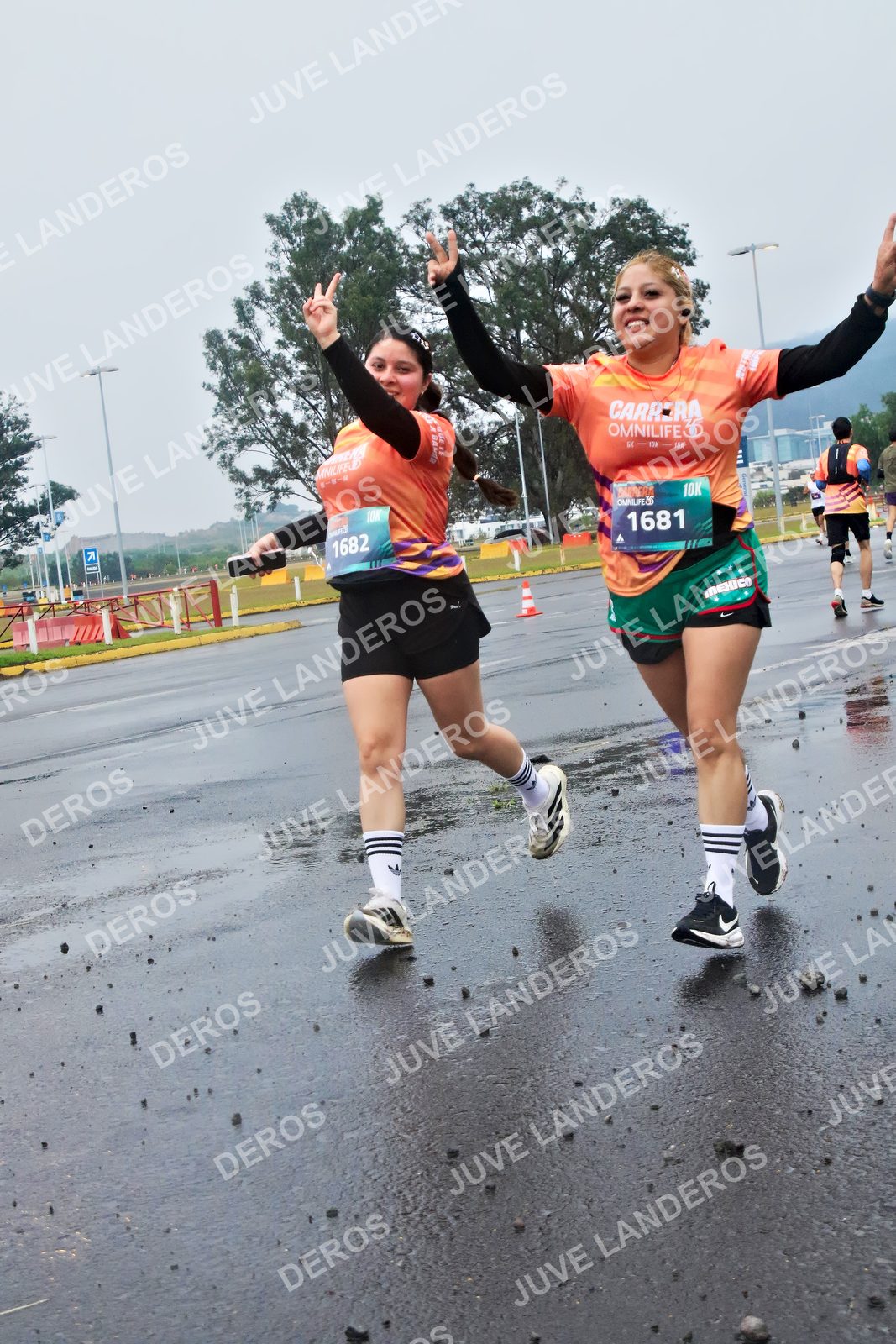 Foto de la CARRERA OMNILIFE GUADALAJARA en Estadio Akron, Zapopan a las 07:45 · dorsal 1681, 1682