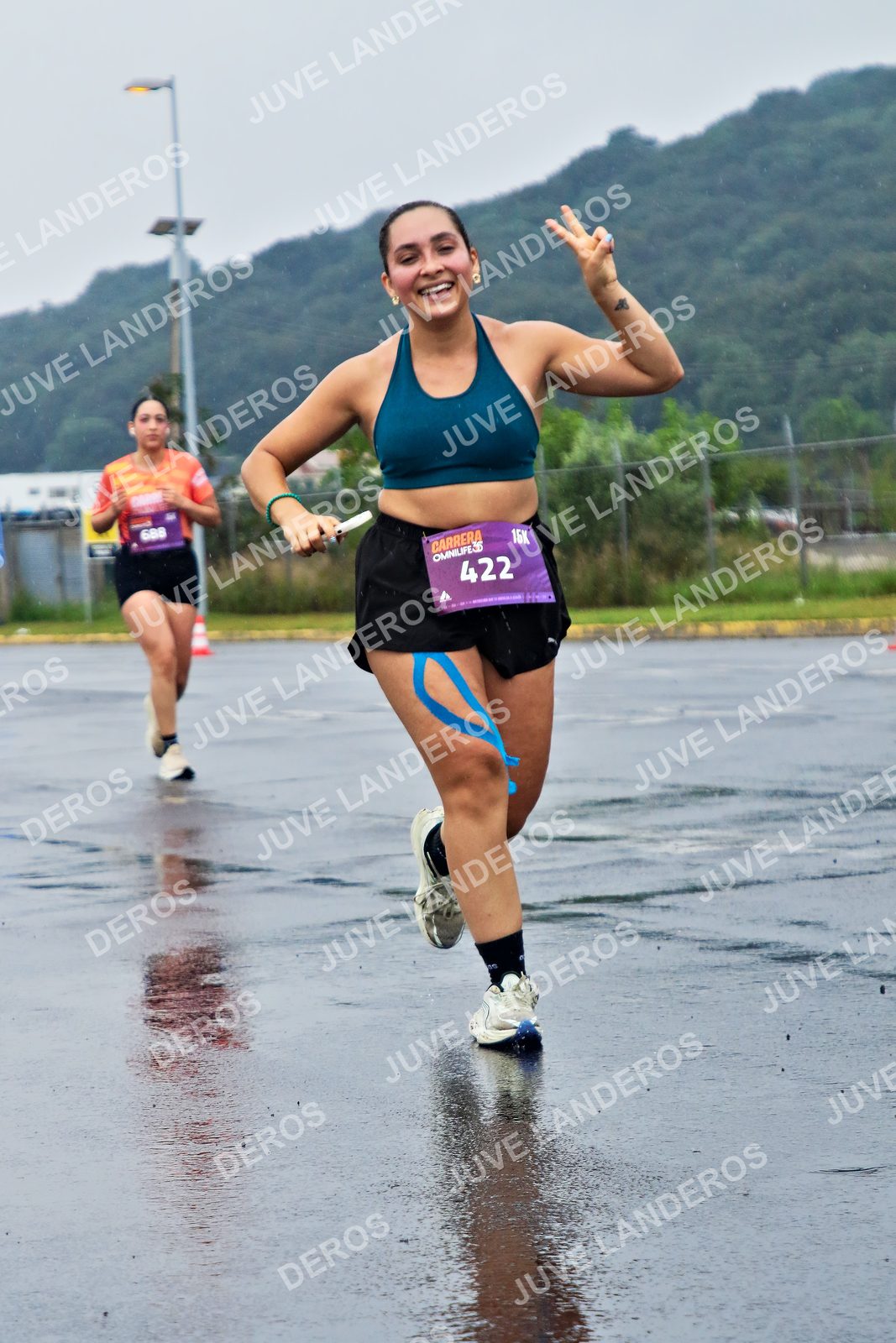 Foto de la CARRERA OMNILIFE GUADALAJARA en Estadio Akron, Zapopan a las 08:06 · dorsal 422, 688