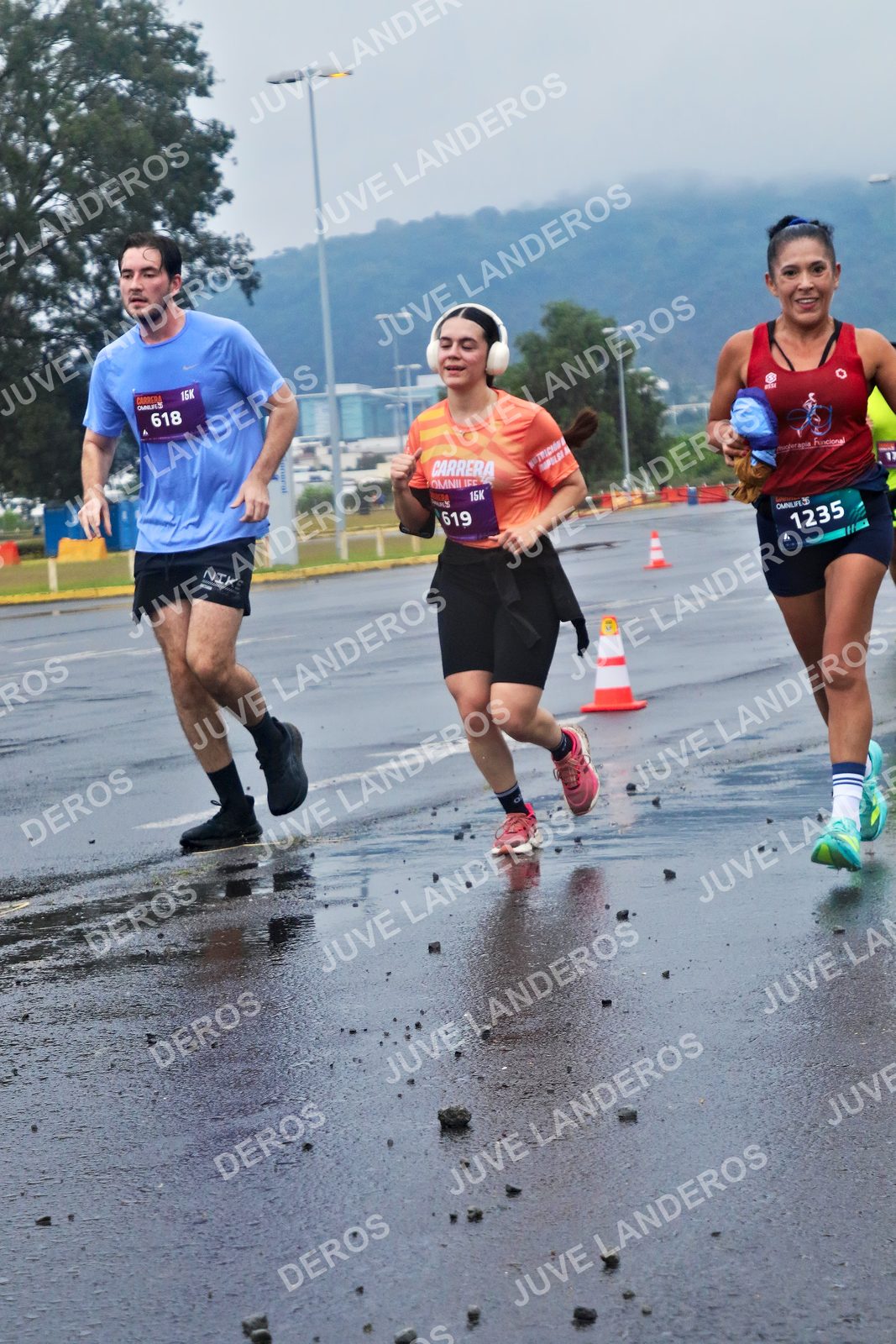 Foto de la CARRERA OMNILIFE GUADALAJARA en Estadio Akron, Zapopan a las 07:37 · dorsal 1235, 618, 619