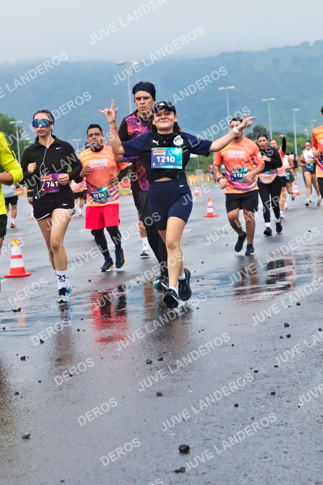 Foto de la CARRERA OMNILIFE GUADALAJARA en Estadio Akron, Zapopan a las 07:43 · dorsal 1210, 741, 1174