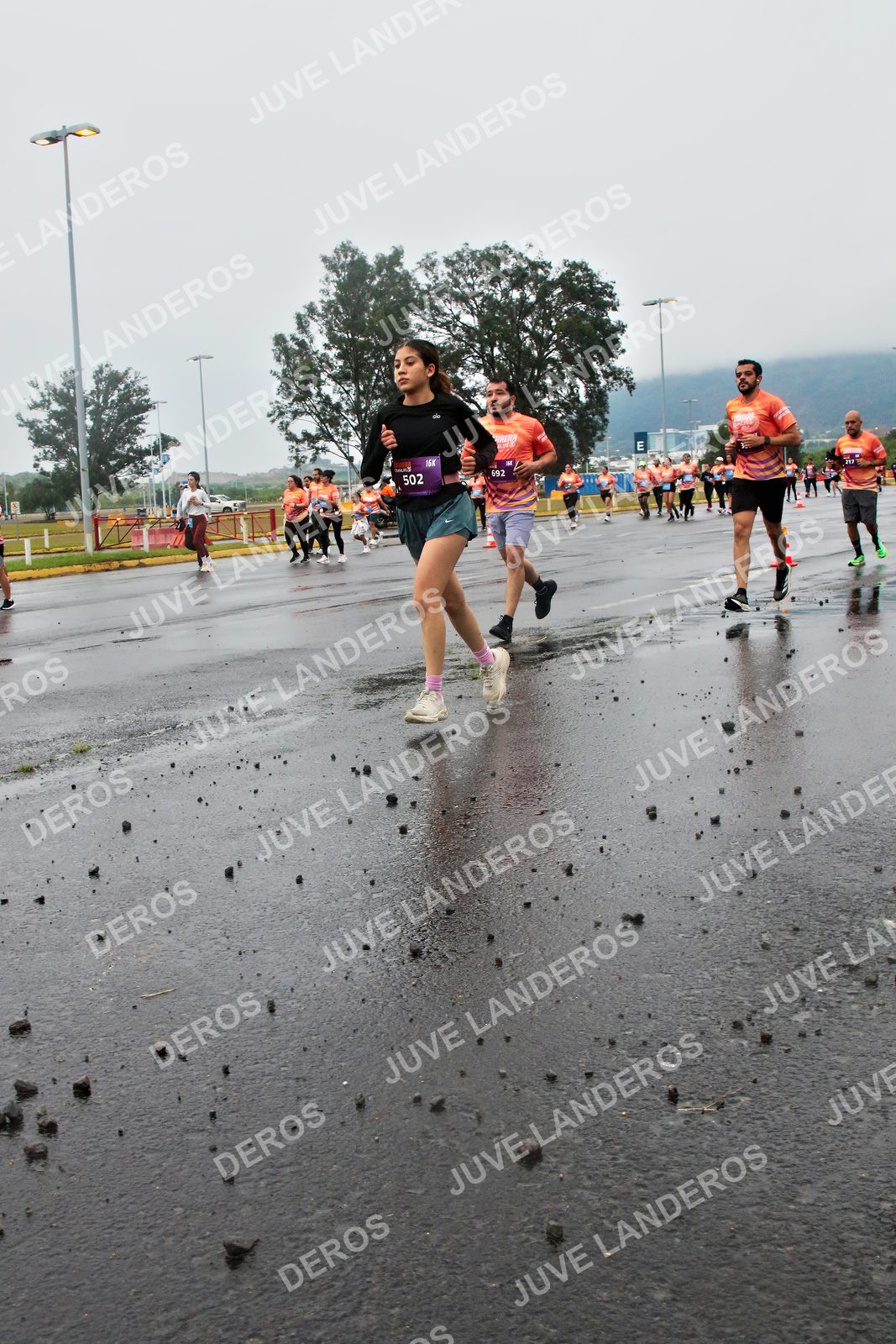 Foto de la CARRERA OMNILIFE GUADALAJARA en Estadio Akron, Zapopan a las 07:28 · dorsal 502, 692