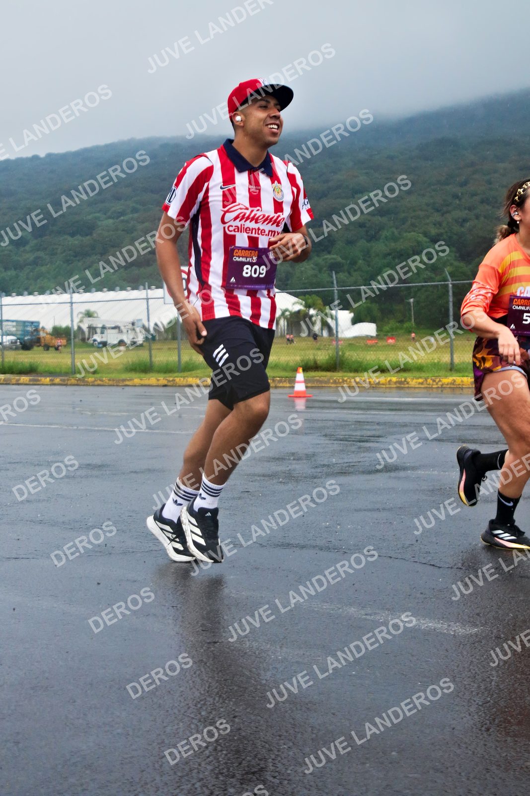 Foto de la CARRERA OMNILIFE GUADALAJARA en Estadio Akron, Zapopan a las 07:58 · dorsal 809