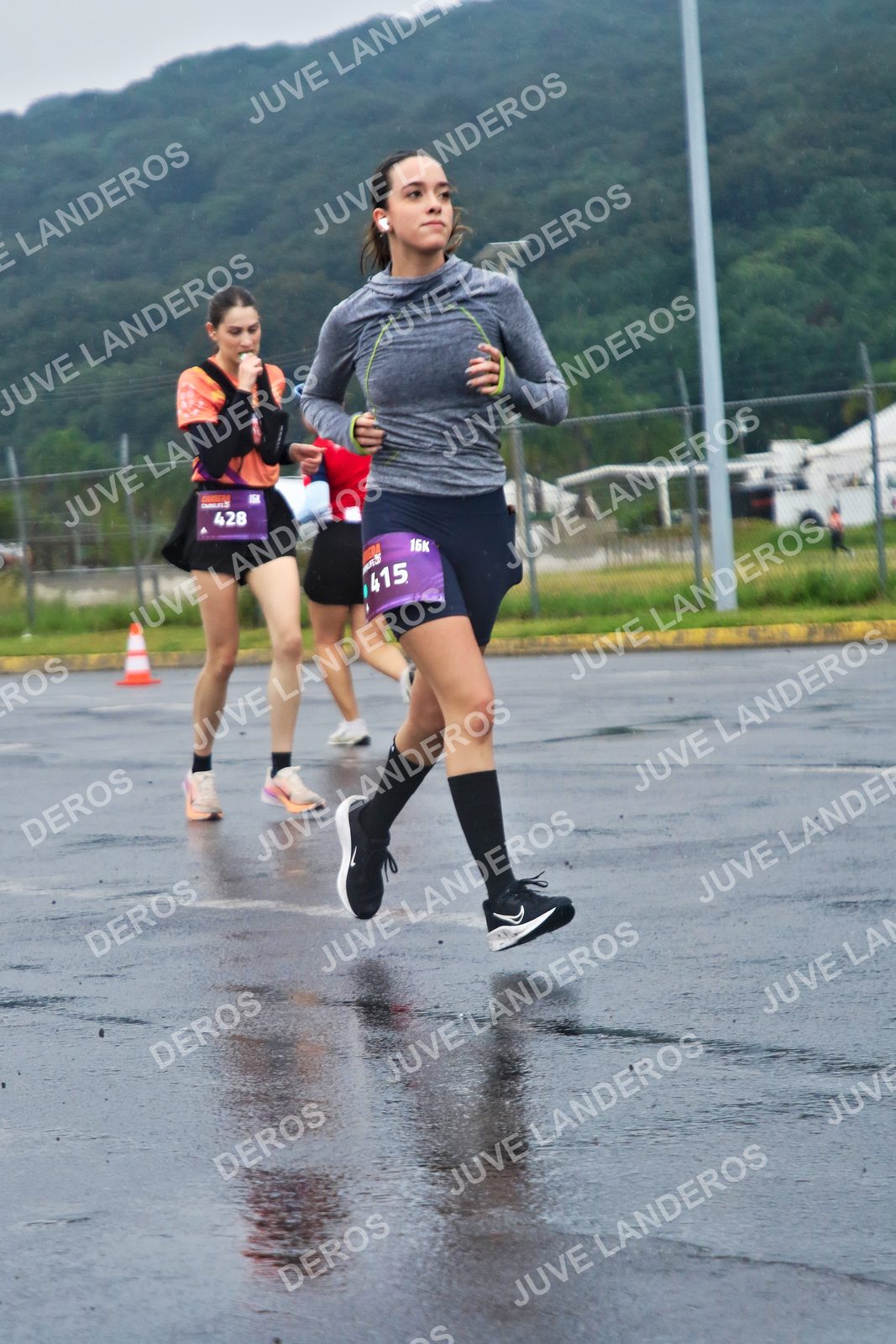 Foto de la CARRERA OMNILIFE GUADALAJARA en Estadio Akron, Zapopan a las 07:57 · dorsal 428, 415