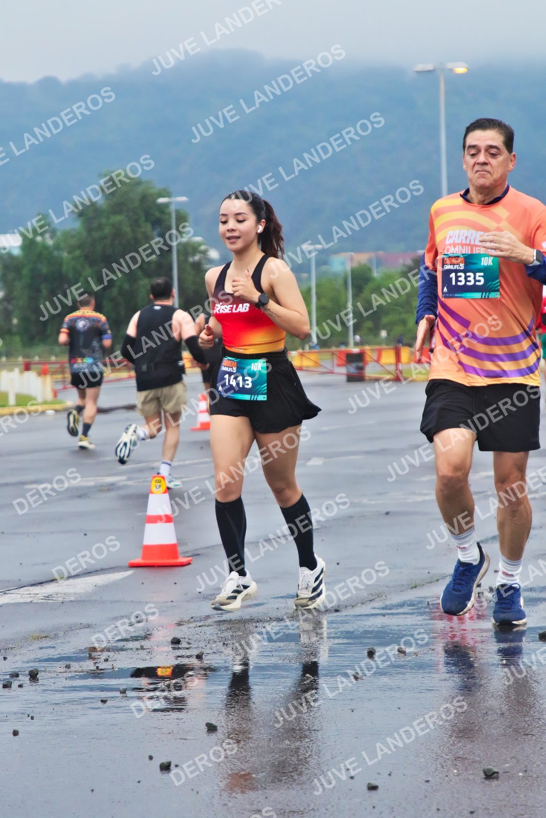Foto de la CARRERA OMNILIFE GUADALAJARA en Estadio Akron, Zapopan a las 07:38 · dorsal 1335, 1413