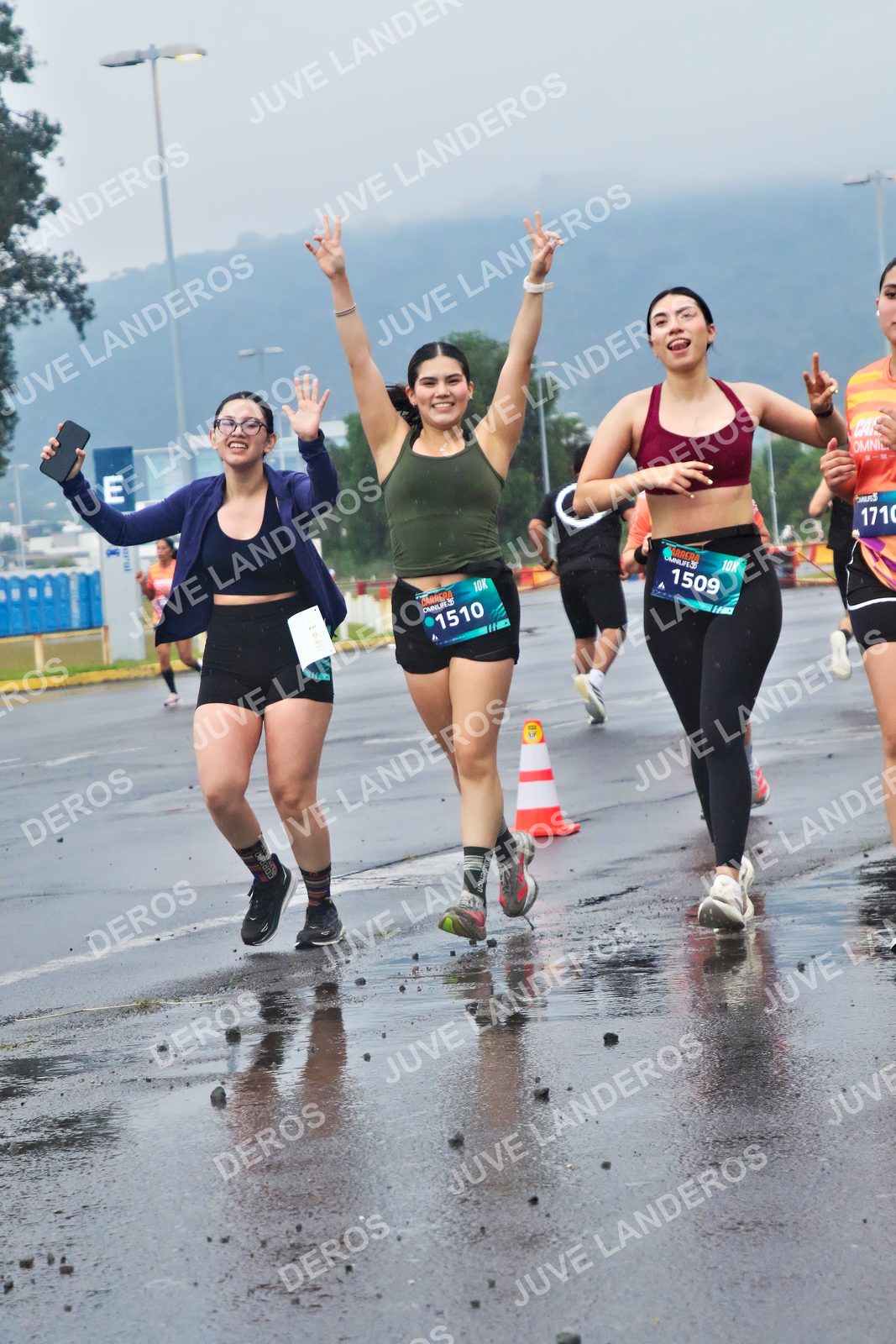Foto de la CARRERA OMNILIFE GUADALAJARA en Estadio Akron, Zapopan a las 07:47 · dorsal 1510, 1509, 1710