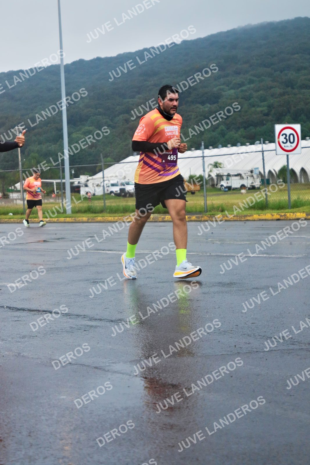Foto de la CARRERA OMNILIFE GUADALAJARA en Estadio Akron, Zapopan a las 07:57 · dorsal 30, 495