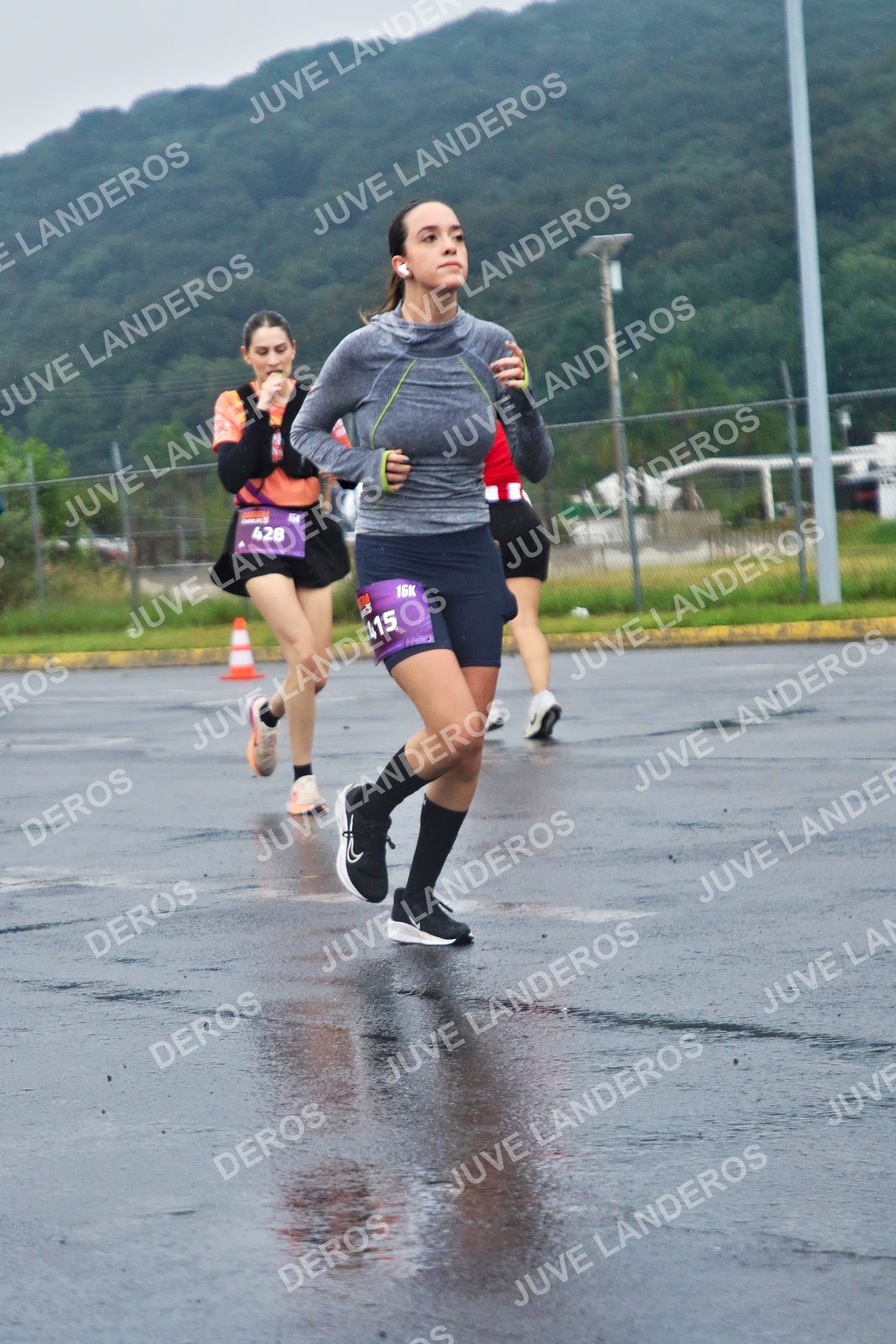 Foto de la CARRERA OMNILIFE GUADALAJARA en Estadio Akron, Zapopan a las 07:57 · dorsal 428, 415