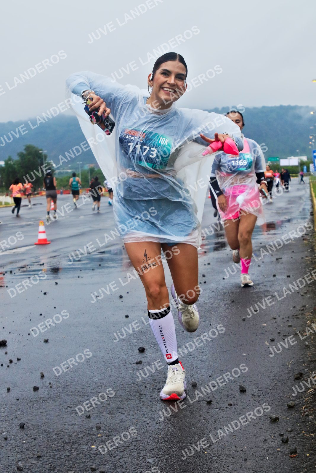 Foto de la CARRERA OMNILIFE GUADALAJARA en Estadio Akron, Zapopan a las 07:41 · dorsal 1169, 1173