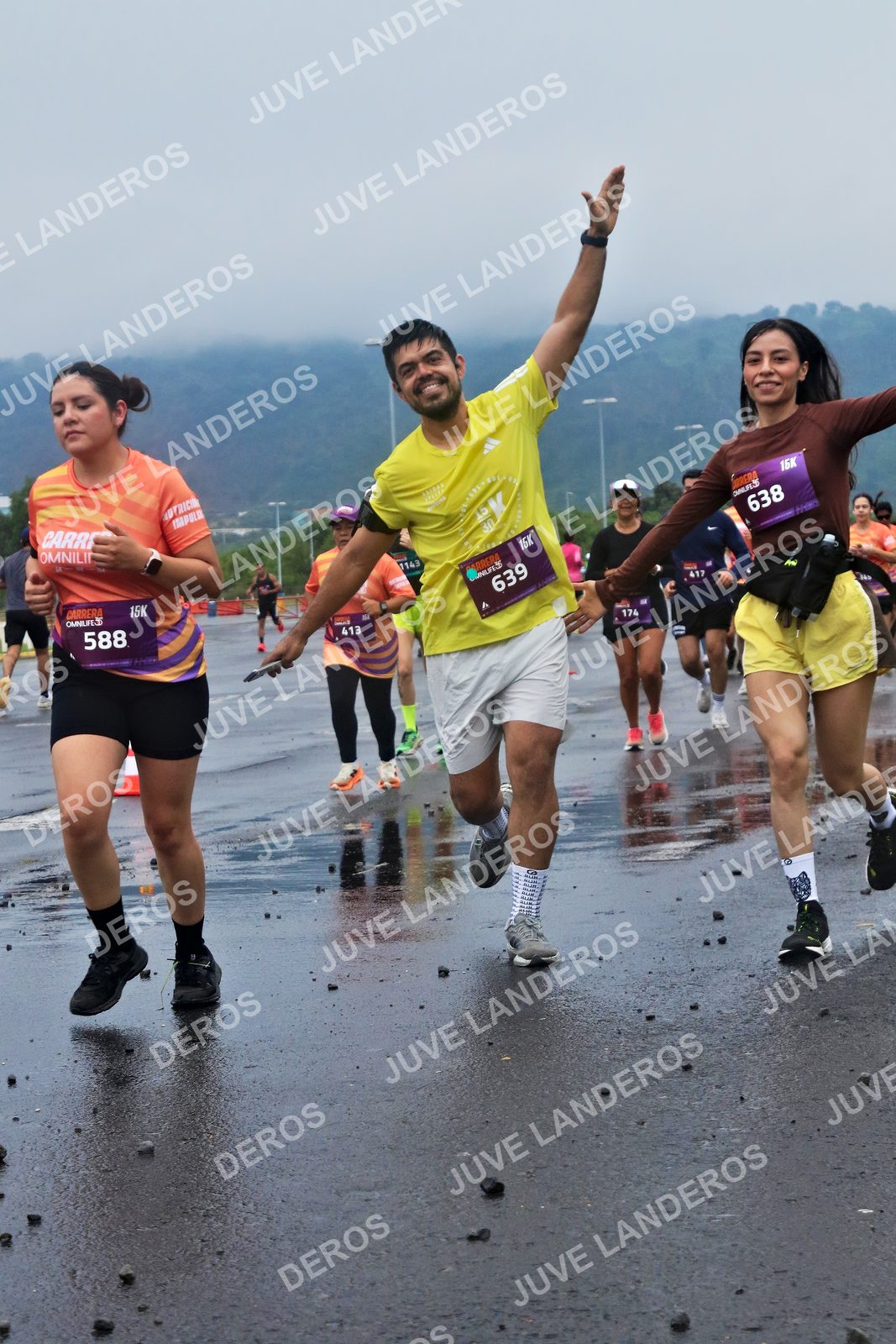 Foto de la CARRERA OMNILIFE GUADALAJARA en Estadio Akron, Zapopan a las 07:36 · dorsal 588, 638, 639, 174