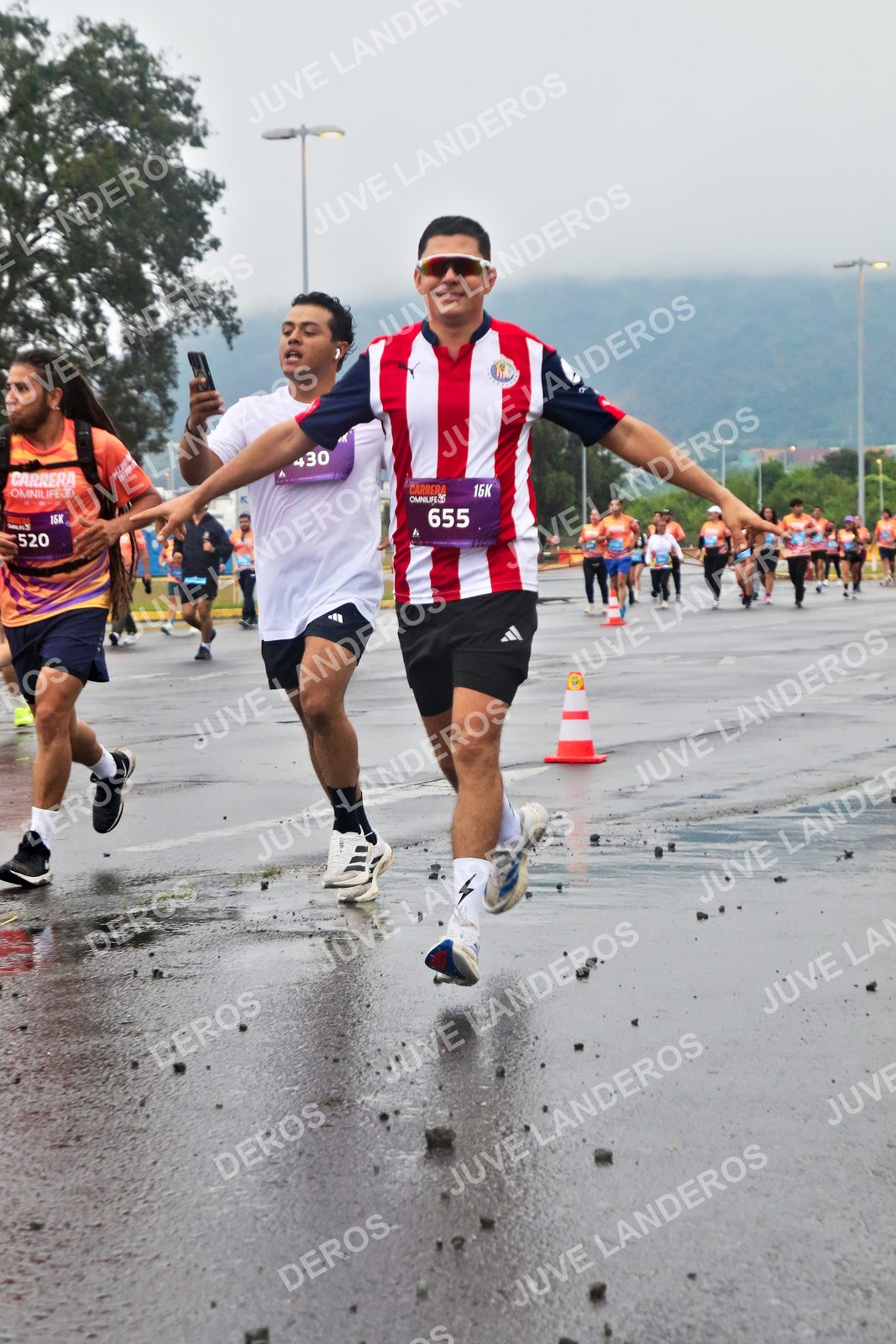 Foto de la CARRERA OMNILIFE GUADALAJARA en Estadio Akron, Zapopan a las 07:27 · dorsal 655, 520, 430