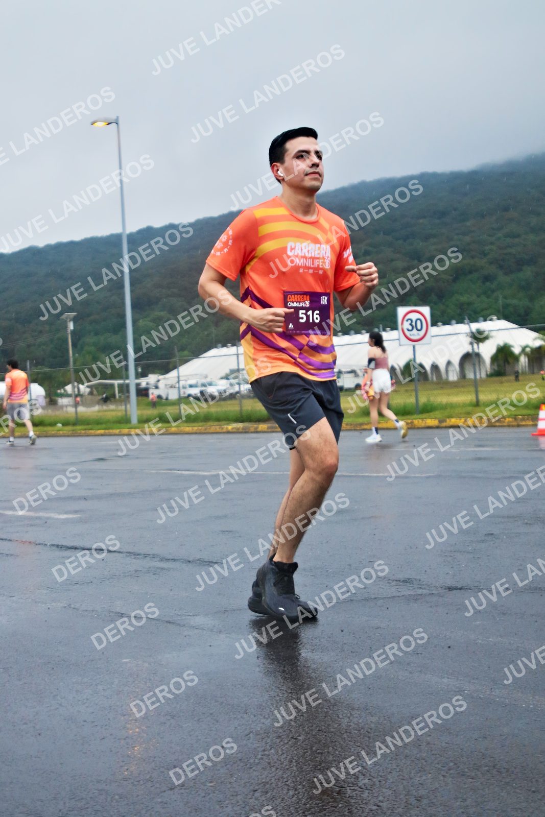 Foto de la CARRERA OMNILIFE GUADALAJARA en Estadio Akron, Zapopan a las 07:53 · dorsal 516, 30