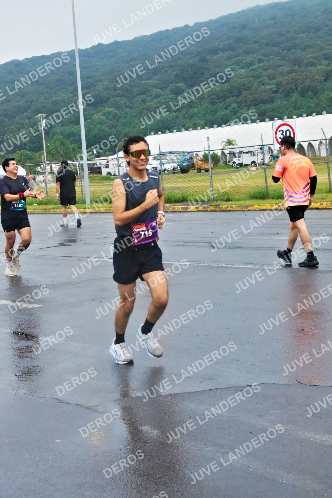 Foto de la CARRERA OMNILIFE GUADALAJARA en Estadio Akron, Zapopan a las 07:51 · dorsal 715, 1487, 30
