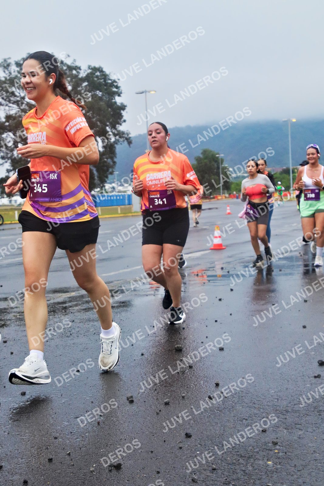 Foto de la CARRERA OMNILIFE GUADALAJARA en Estadio Akron, Zapopan a las 07:36 · dorsal 345, 341, 398