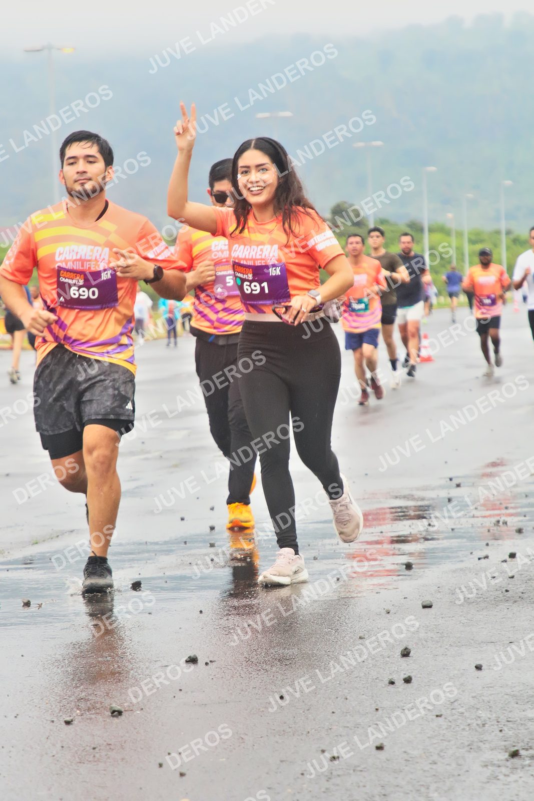 Foto de la CARRERA OMNILIFE GUADALAJARA en Estadio Akron, Zapopan a las 07:33 · dorsal 691, 690