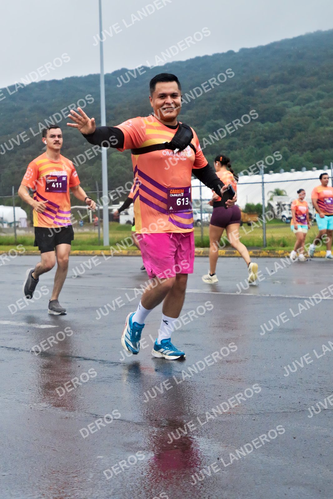 Foto de la CARRERA OMNILIFE GUADALAJARA en Estadio Akron, Zapopan a las 07:52 · dorsal 613, 411
