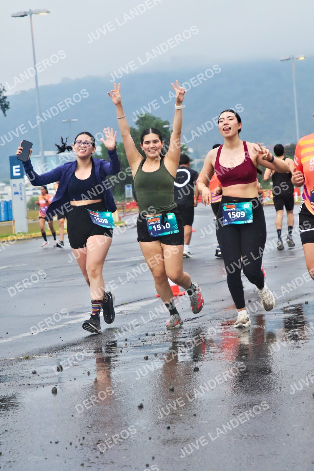 Foto de la CARRERA OMNILIFE GUADALAJARA en Estadio Akron, Zapopan a las 07:47 · dorsal 1509, 1508, 1510