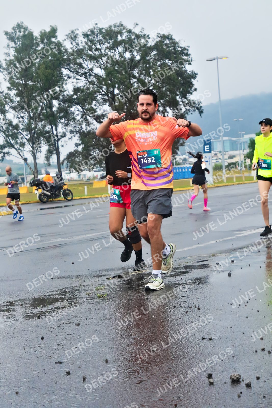 Foto de la CARRERA OMNILIFE GUADALAJARA en Estadio Akron, Zapopan a las 07:46 · dorsal 1432, 1386, 1242