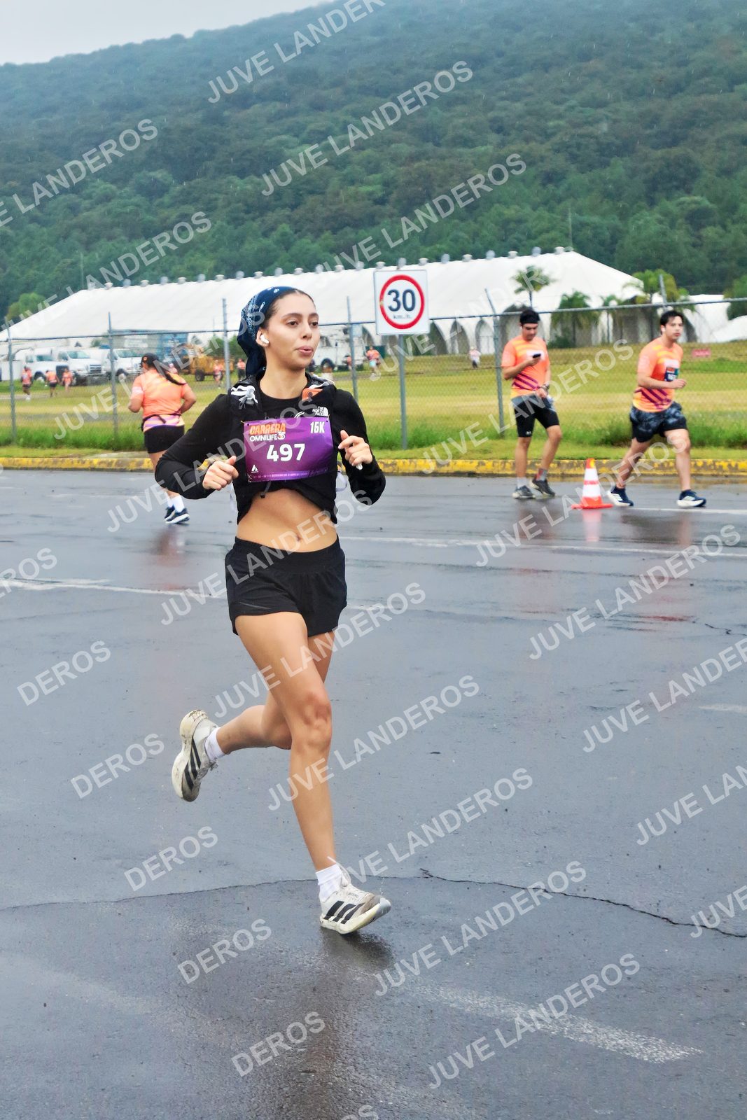 Foto de la CARRERA OMNILIFE GUADALAJARA en Estadio Akron, Zapopan a las 07:51 · dorsal 30, 497