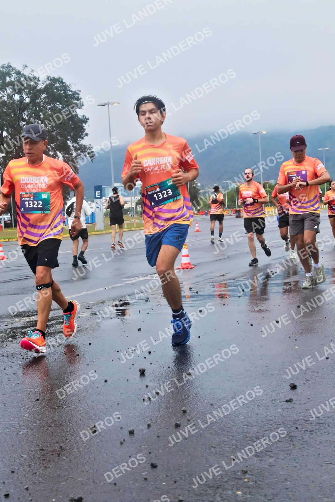 Foto de la CARRERA OMNILIFE GUADALAJARA en Estadio Akron, Zapopan a las 07:36 · dorsal 1322, 1323