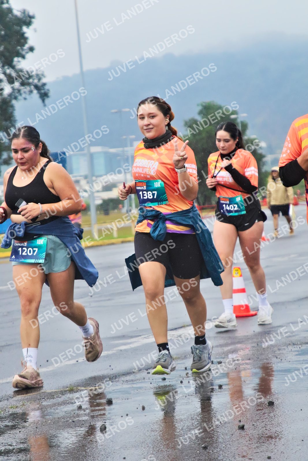 Foto de la CARRERA OMNILIFE GUADALAJARA en Estadio Akron, Zapopan a las 07:48 · dorsal 1207, 1387, 1402