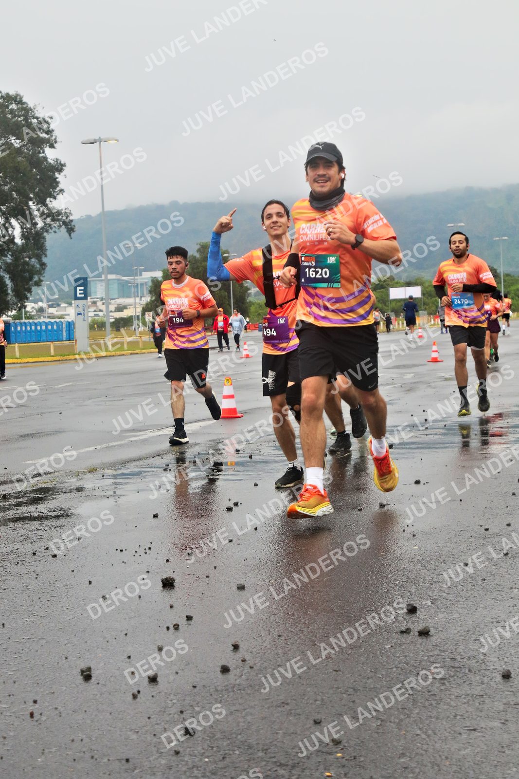 Foto de la CARRERA OMNILIFE GUADALAJARA en Estadio Akron, Zapopan a las 07:33 · dorsal 1620, 494, 194