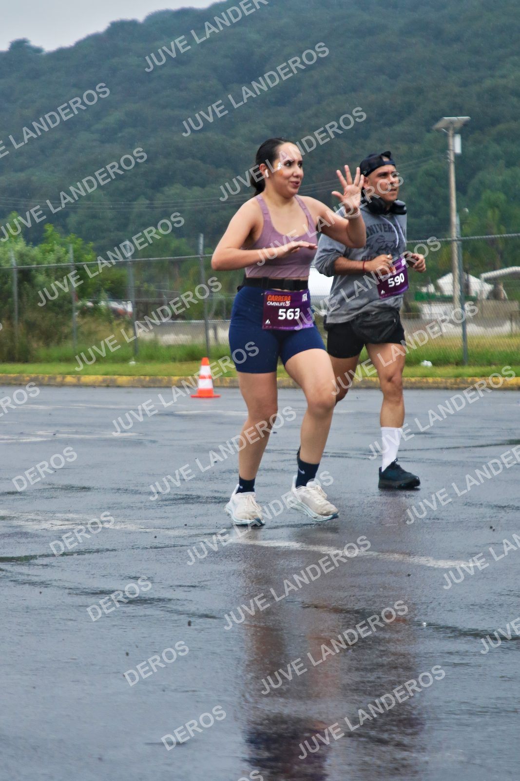 Foto de la CARRERA OMNILIFE GUADALAJARA en Estadio Akron, Zapopan a las 07:59 · dorsal 563, 590