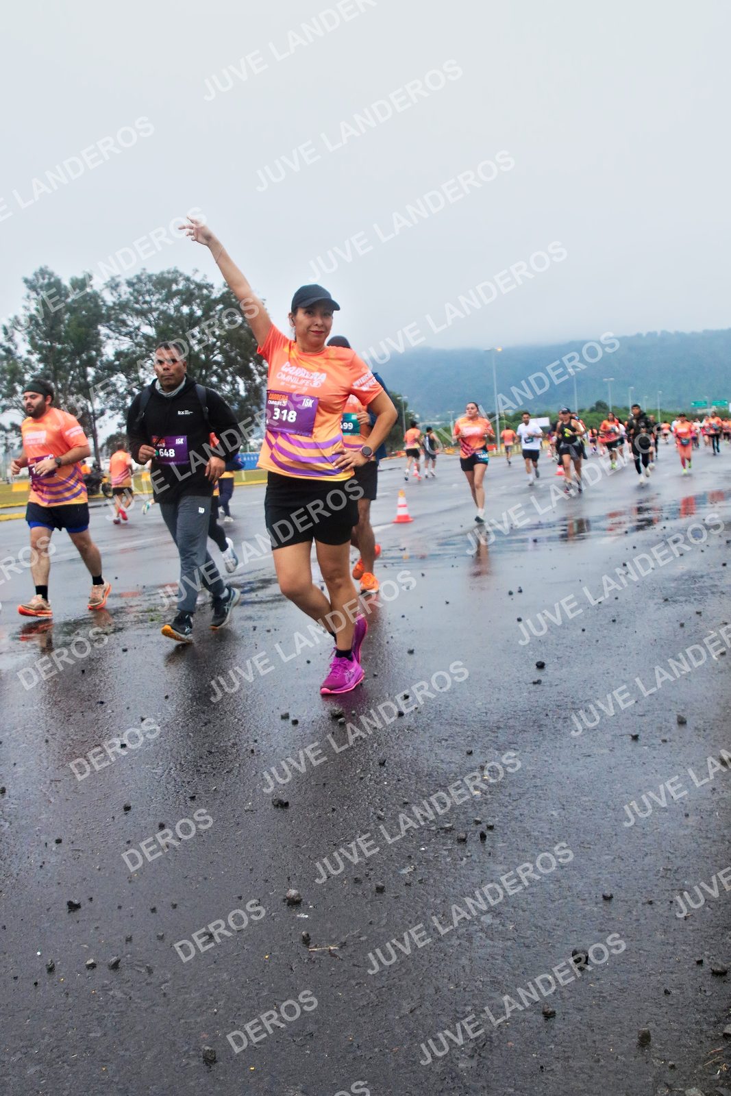 Foto de la CARRERA OMNILIFE GUADALAJARA en Estadio Akron, Zapopan a las 07:42 · dorsal 318, 648, 99