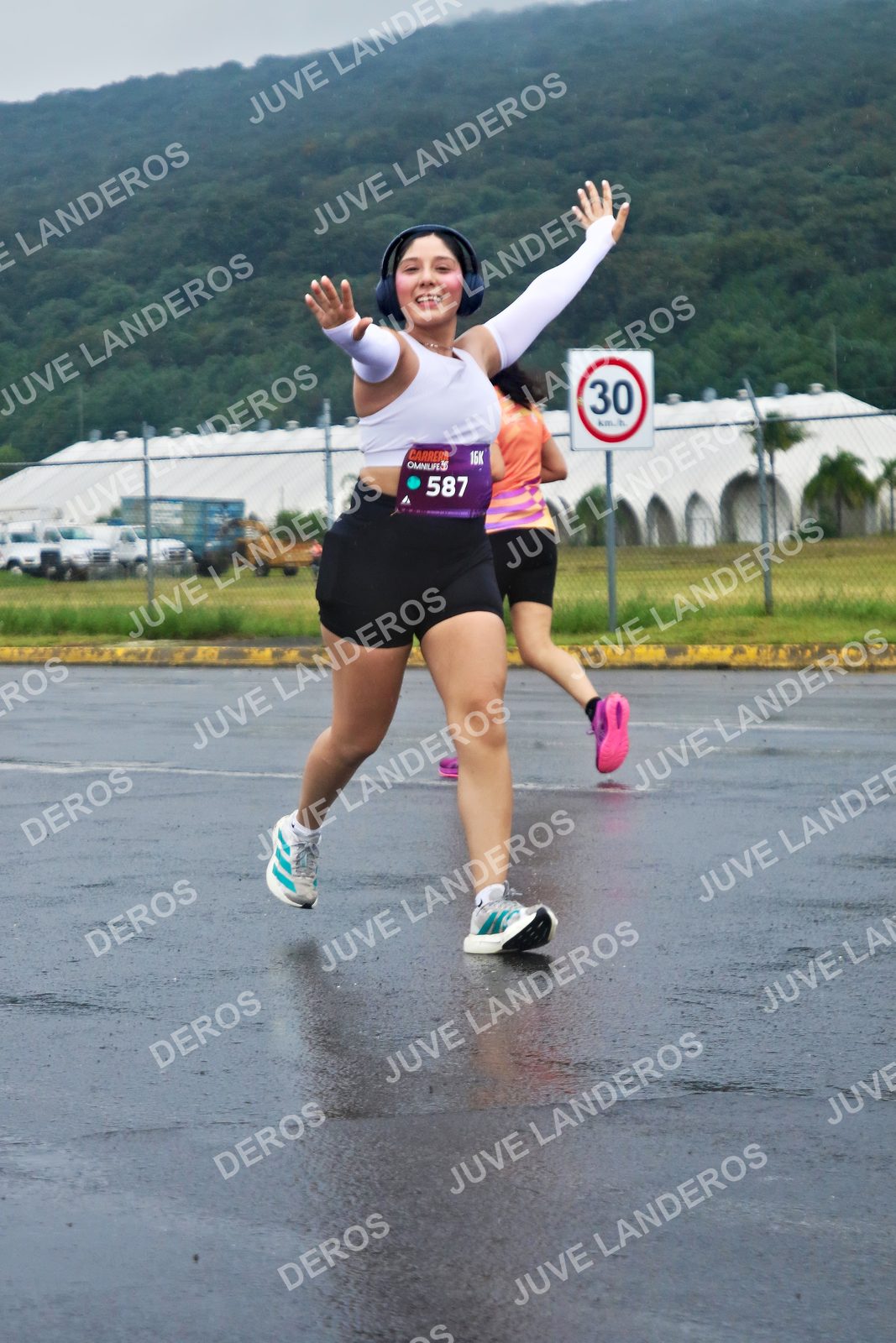 Foto de la CARRERA OMNILIFE GUADALAJARA en Estadio Akron, Zapopan a las 07:56 · dorsal 30, 587