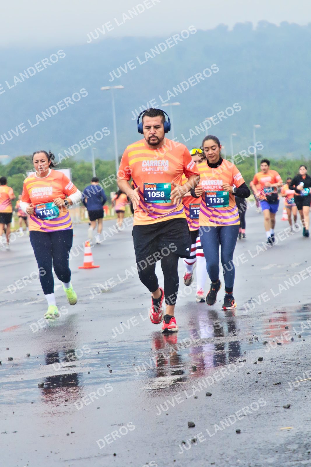 Foto de la CARRERA OMNILIFE GUADALAJARA en Estadio Akron, Zapopan a las 07:48 · dorsal 1058, 1125, 1121, 15