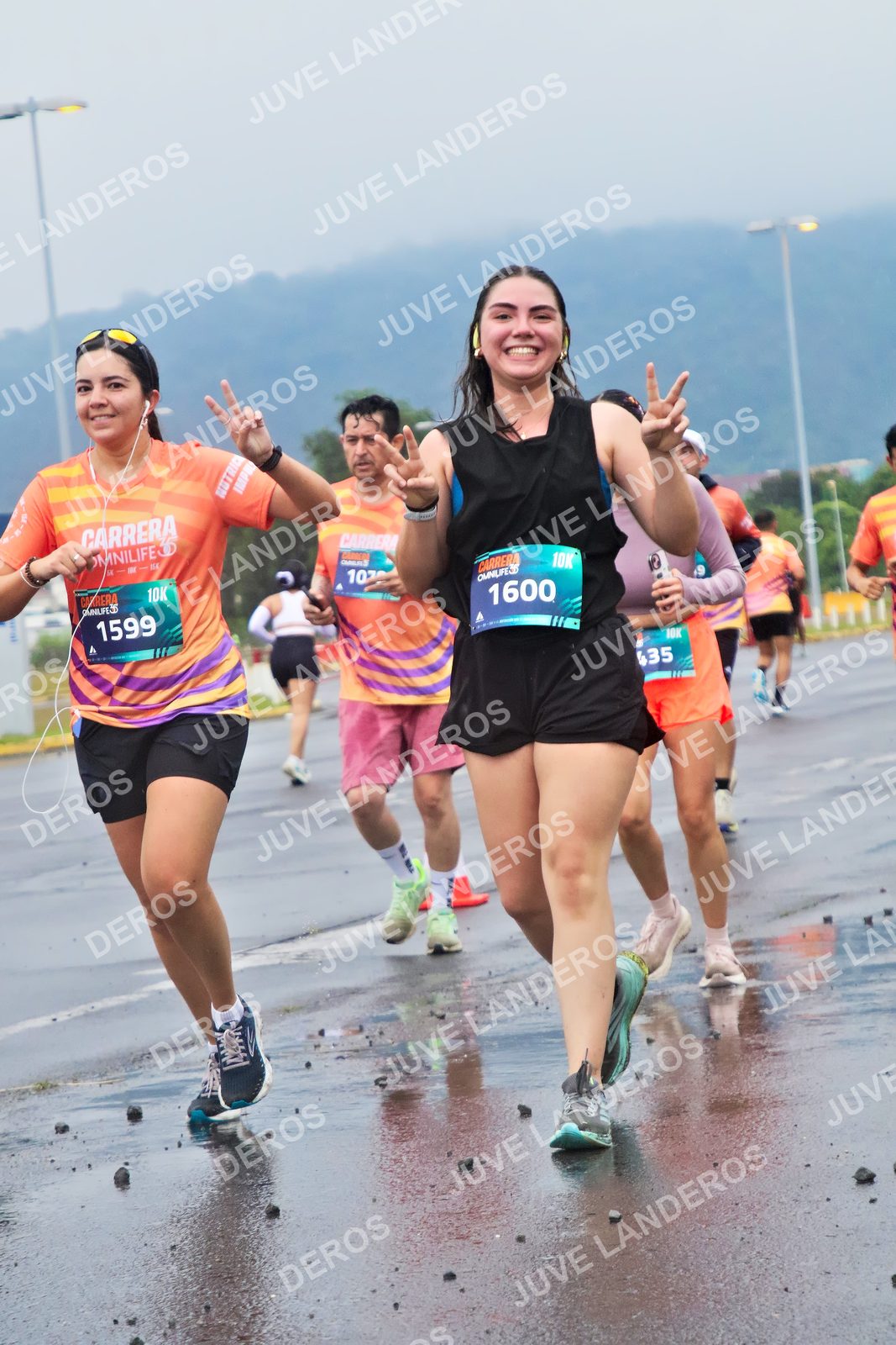 Foto de la CARRERA OMNILIFE GUADALAJARA en Estadio Akron, Zapopan a las 07:44 · dorsal 1599, 1600, 435, 10