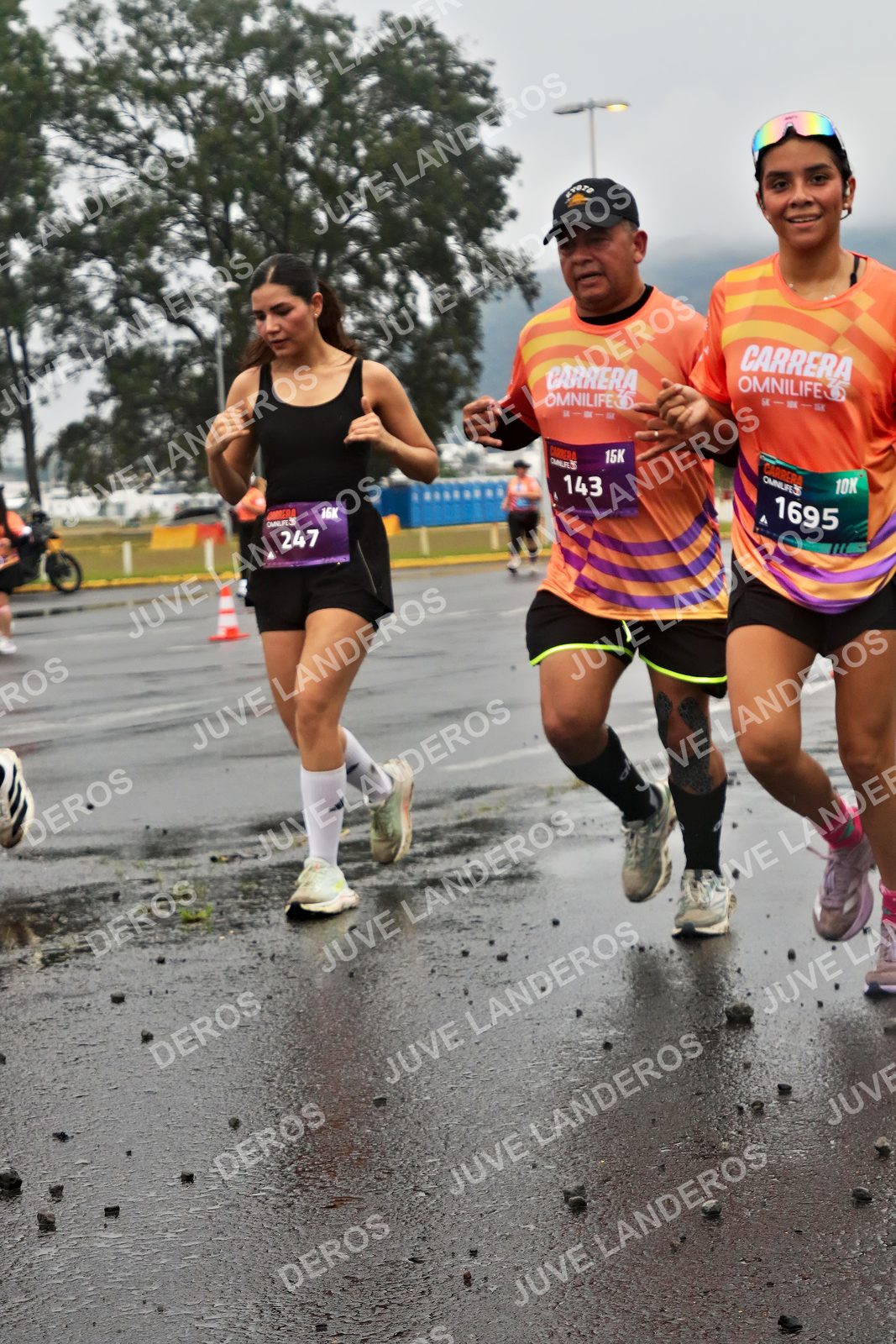 Foto de la CARRERA OMNILIFE GUADALAJARA en Estadio Akron, Zapopan a las 07:32 · dorsal 143, 247, 1695