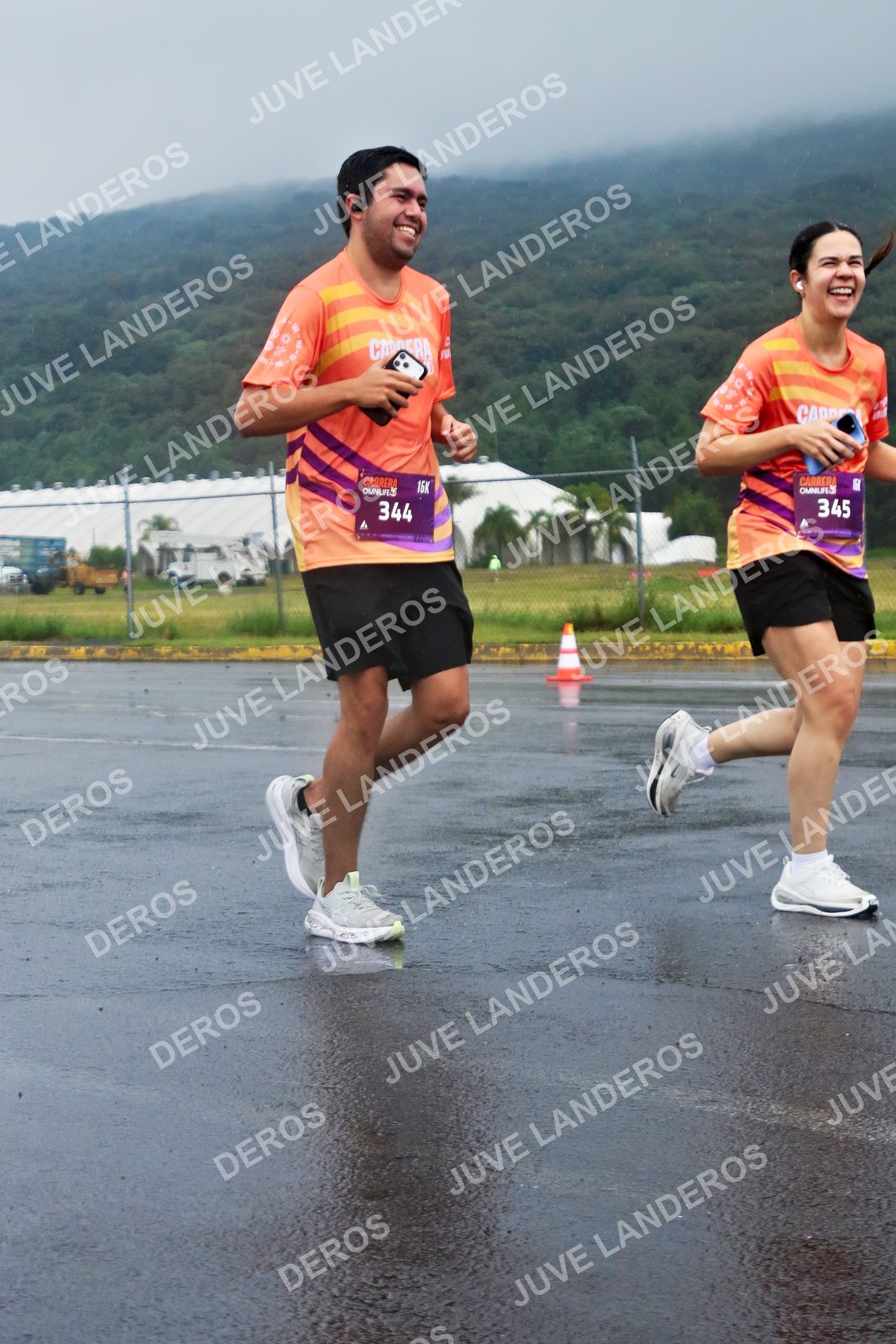 Foto de la CARRERA OMNILIFE GUADALAJARA en Estadio Akron, Zapopan a las 08:01 · dorsal 345, 344