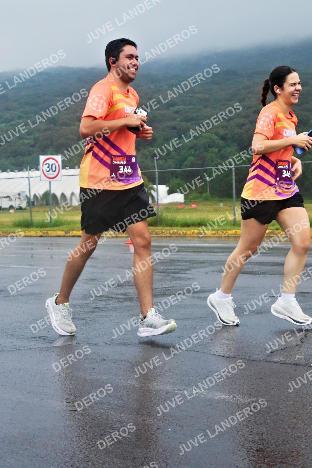 Foto de la CARRERA OMNILIFE GUADALAJARA en Estadio Akron, Zapopan a las 08:01 · dorsal 30, 344, 345