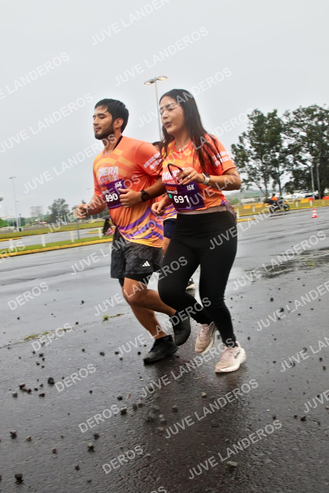 Foto de la CARRERA OMNILIFE GUADALAJARA en Estadio Akron, Zapopan a las 07:33 · dorsal 690, 691