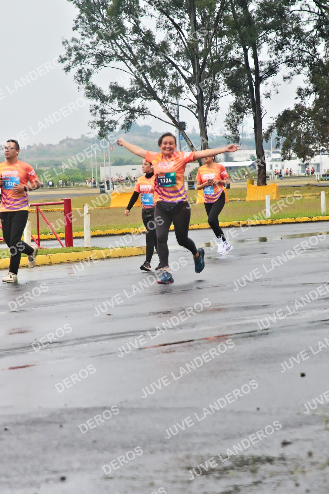 Foto de la CARRERA OMNILIFE GUADALAJARA en Estadio Akron, Zapopan a las 07:25 · dorsal 1724, 2456, 2520