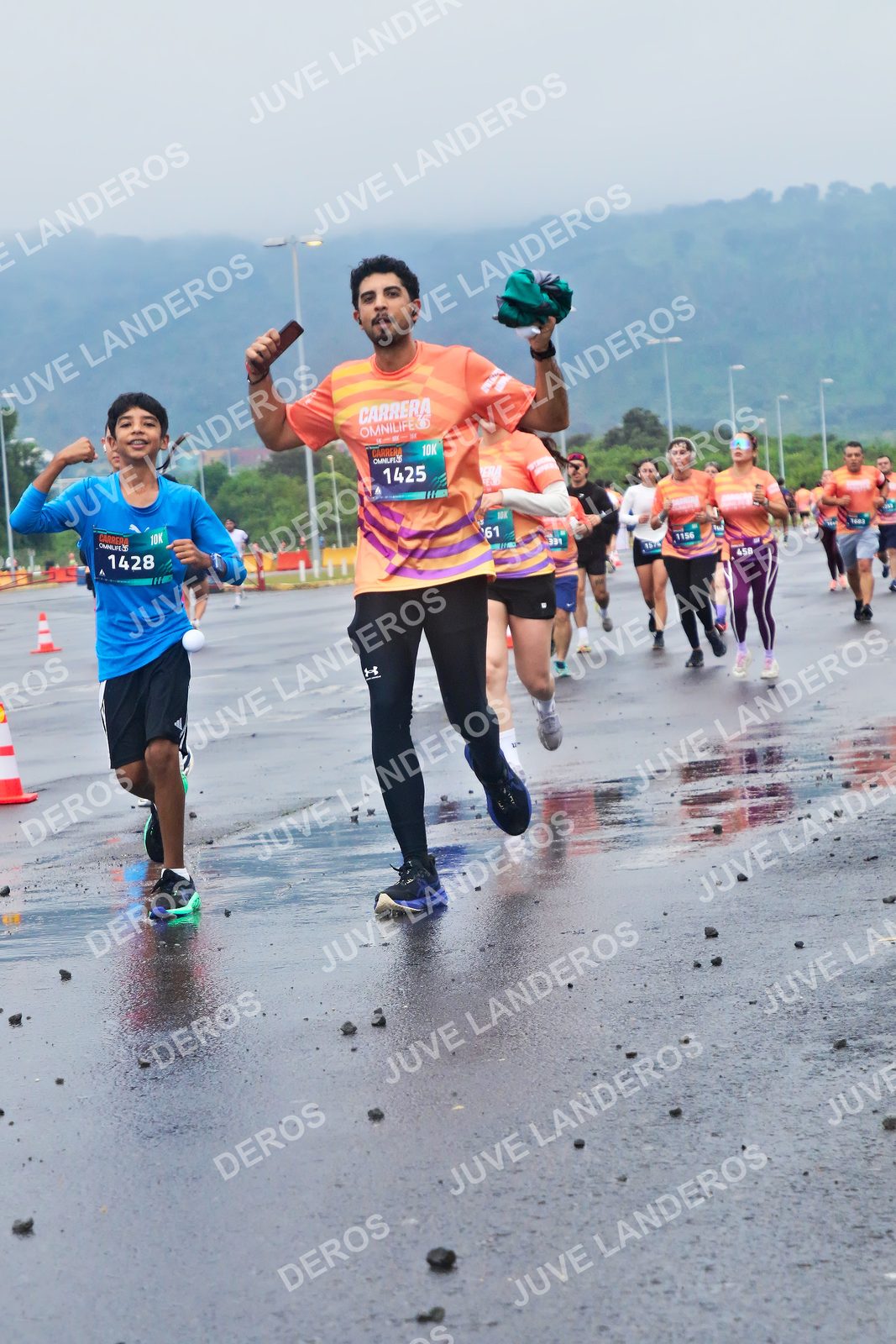 Foto de la CARRERA OMNILIFE GUADALAJARA en Estadio Akron, Zapopan a las 07:42 · dorsal 1428, 1425, 1156, 331