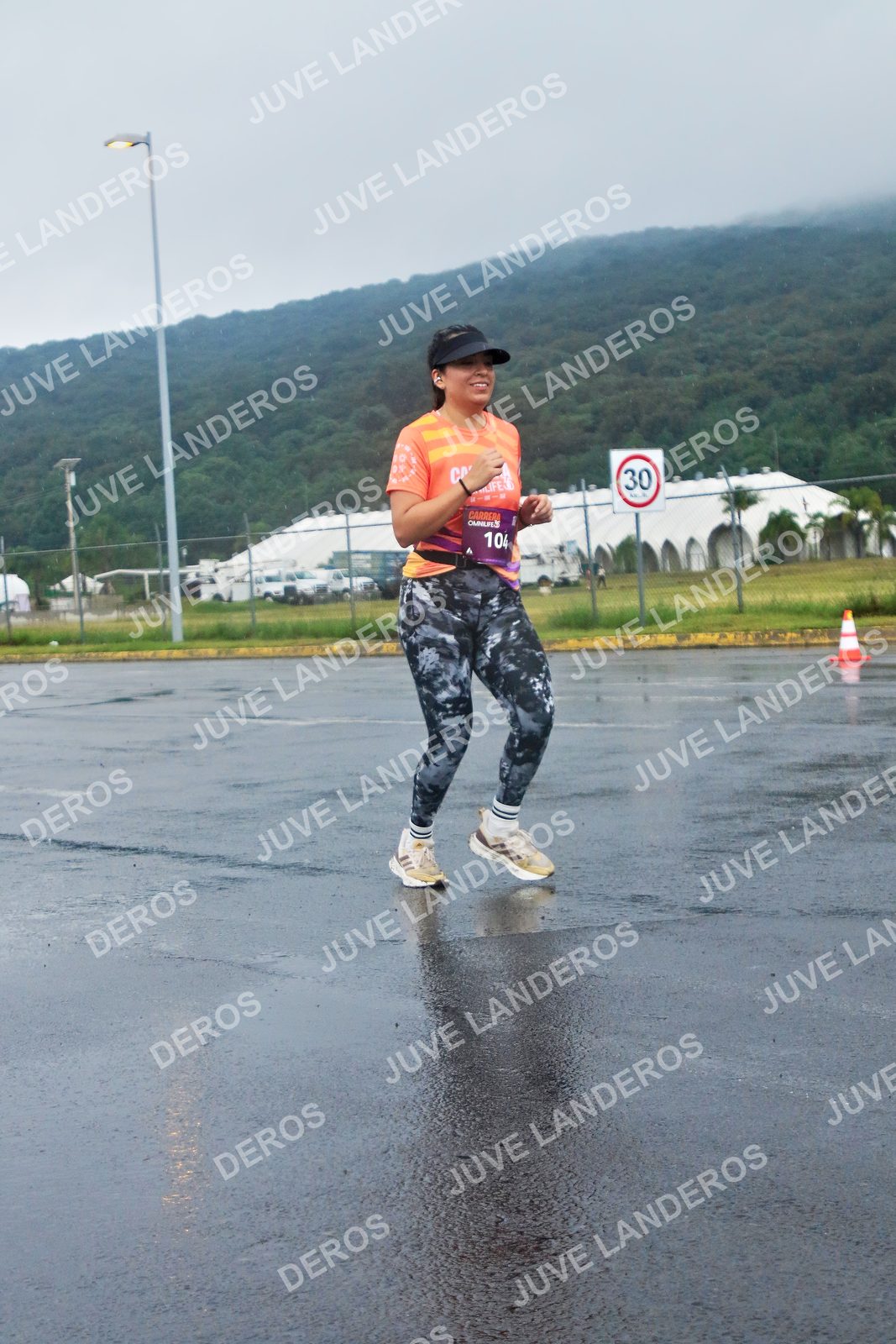 Foto de la CARRERA OMNILIFE GUADALAJARA en Estadio Akron, Zapopan a las 08:03 · dorsal 30, 104
